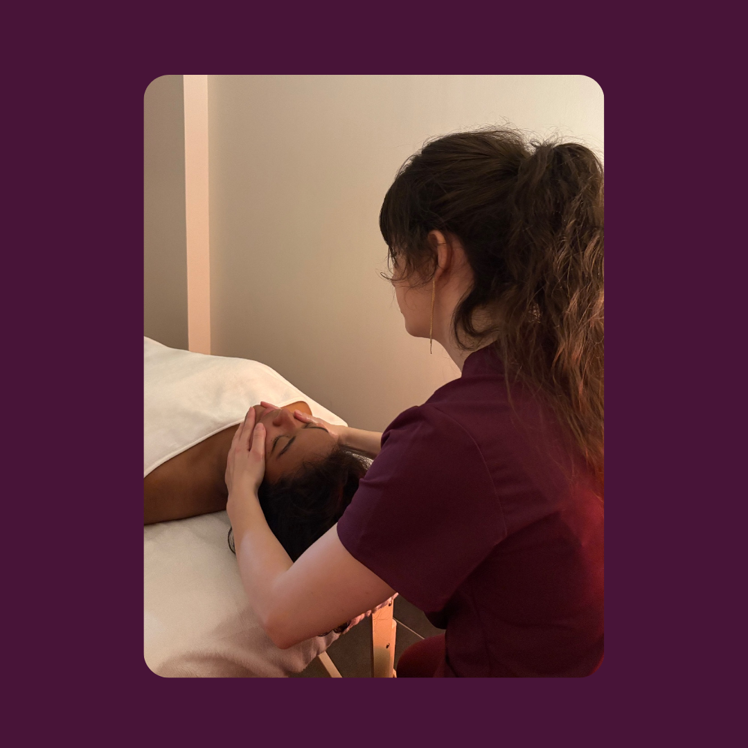 Bruna en train de réaliser un massage – accueil Brunetta
